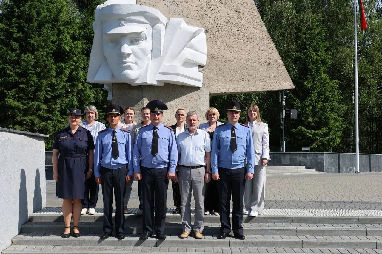 ФОТАФАКТ: напярэдадні Дня горада Магілёва дэлегацыя Магілёўскага ліцэя МУС усклалі кветкі да брацкай магілы на мемарыяльным комплексе «Батальён міліцыі пад камандаваннем К.Г.Уладзімірава», ушанаваўшы памяць гераічна загінулых міліцыянтаў