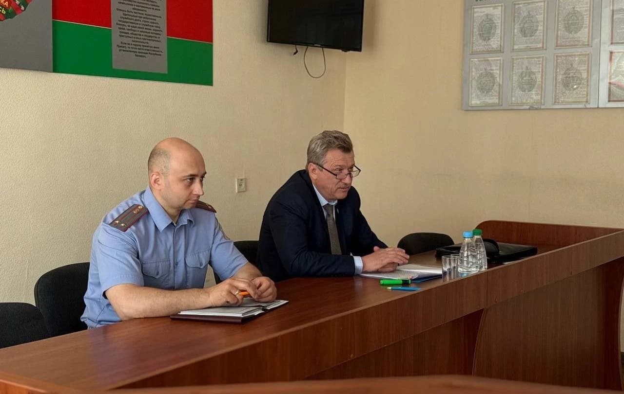 В рамках Единого дня информирования начальник Могилевского лицея МВД Валерий Полищук посетил Кировский РОВД