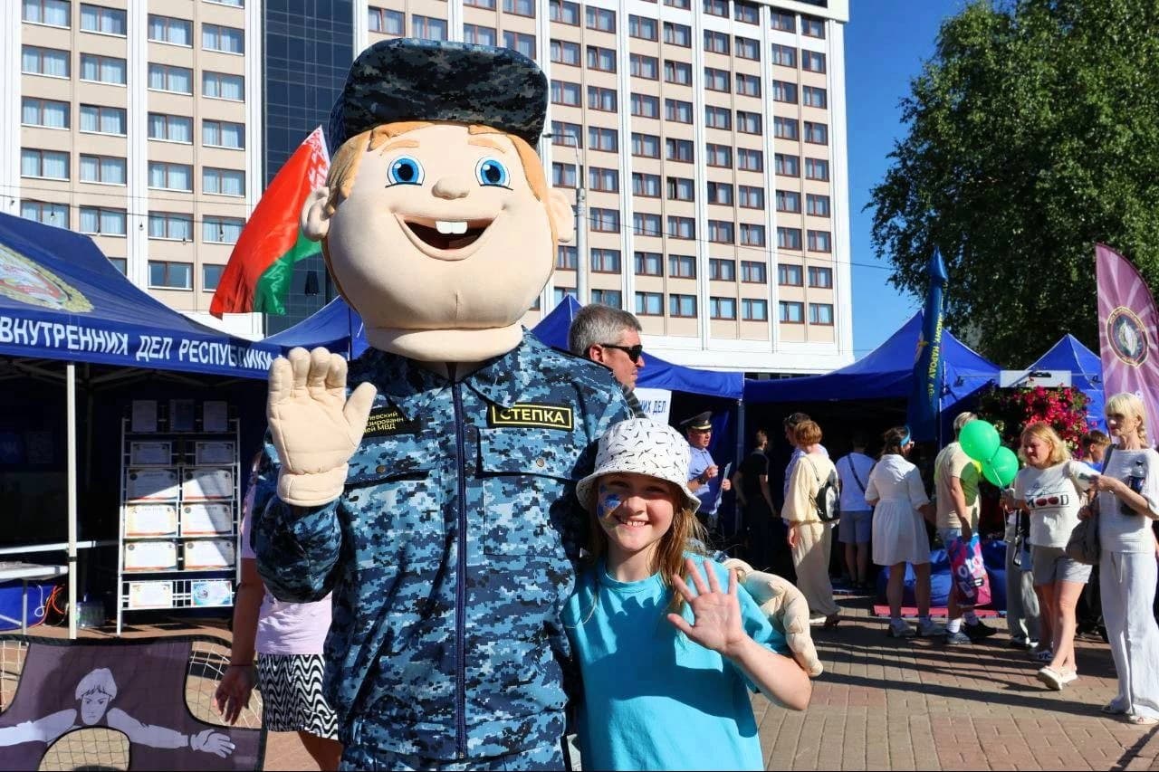 В рамках фестиваля «Славянский базар в Витебске» Могилевский лицей МВД активно участвует в акции Министерства внутренних дел «За безопасность - вместе!», уже третий день представляя свою профориентационную локацию