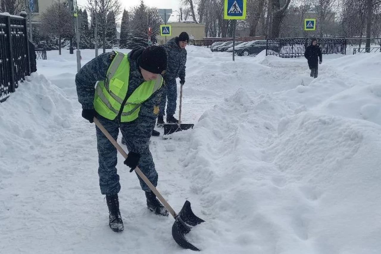 Воспитанники Могилевского лицея МВД оказали помощь коммунальным службам, наведя порядок на улице Белинского