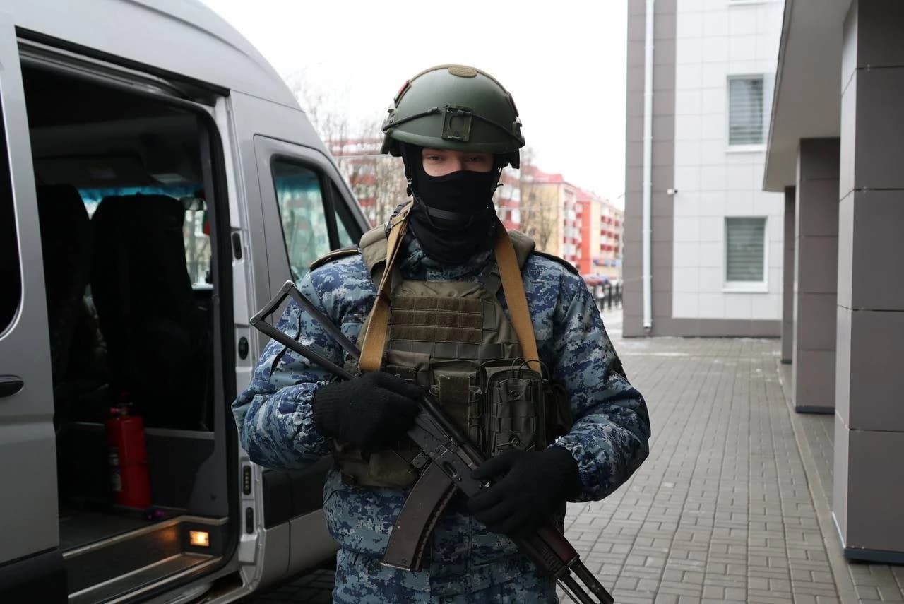 Лицеист примерил на себя роль бойца ОМОН