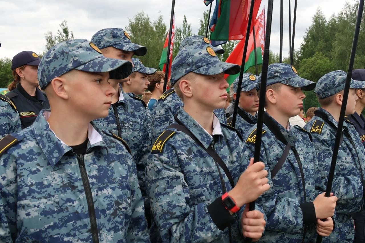 fotofakt-delegatsiya-mogilevskogo-litseya-mvd-prinyala-uchastie-v-torzhestvennom-otkrytii-voenno-patrioticheskoy-igry-zarnitsa2.jpg