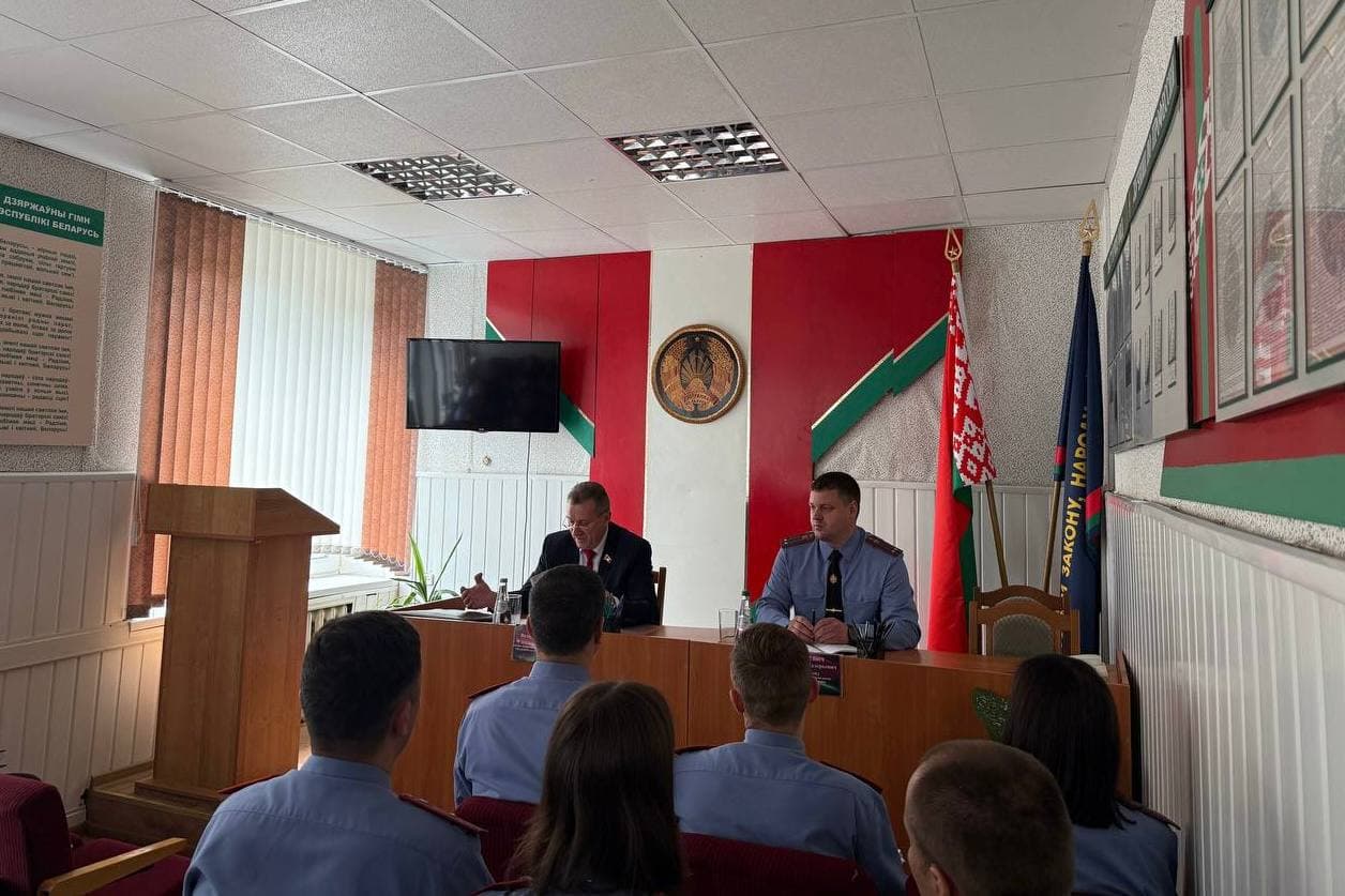 v-klimovichskom-rovd-sostoyalsya-ediniy-den-informirovaniya-v-kotorom-prinyal-uchastie-nachalnik-mogilevskogo-litseya-mvd-valeriy-polishchuk3.jpg