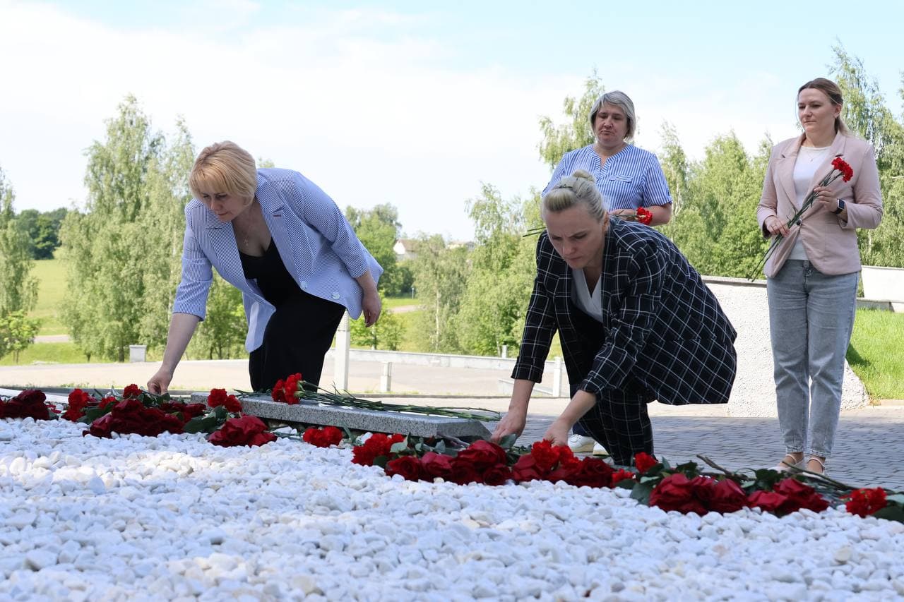 fotofakt-v-preddverii-dnya-goroda-mogileva-delegatsiya-mogilevskogo-litseya-mvd-vozlozhili-tsvety-k-bratskoy-mogile-na-memorialnom-komplekse-batalon-militsii-pod-komandovaniem-k-g-vladimirova-pochtiv-pamyat-geroicheski-pogibshih-militsionerov7.jpg