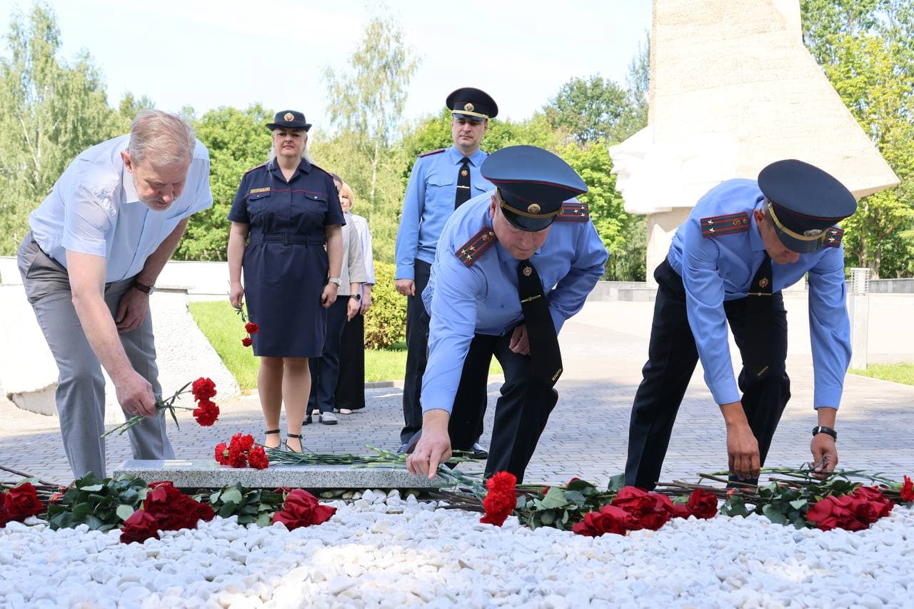 fotofakt-v-preddverii-dnya-goroda-mogileva-delegatsiya-mogilevskogo-litseya-mvd-vozlozhili-tsvety-k-bratskoy-mogile-na-memorialnom-komplekse-batalon-militsii-pod-komandovaniem-k-g-vladimirova-pochtiv-pamyat-geroicheski-pogibshih-militsionerov3.jpg