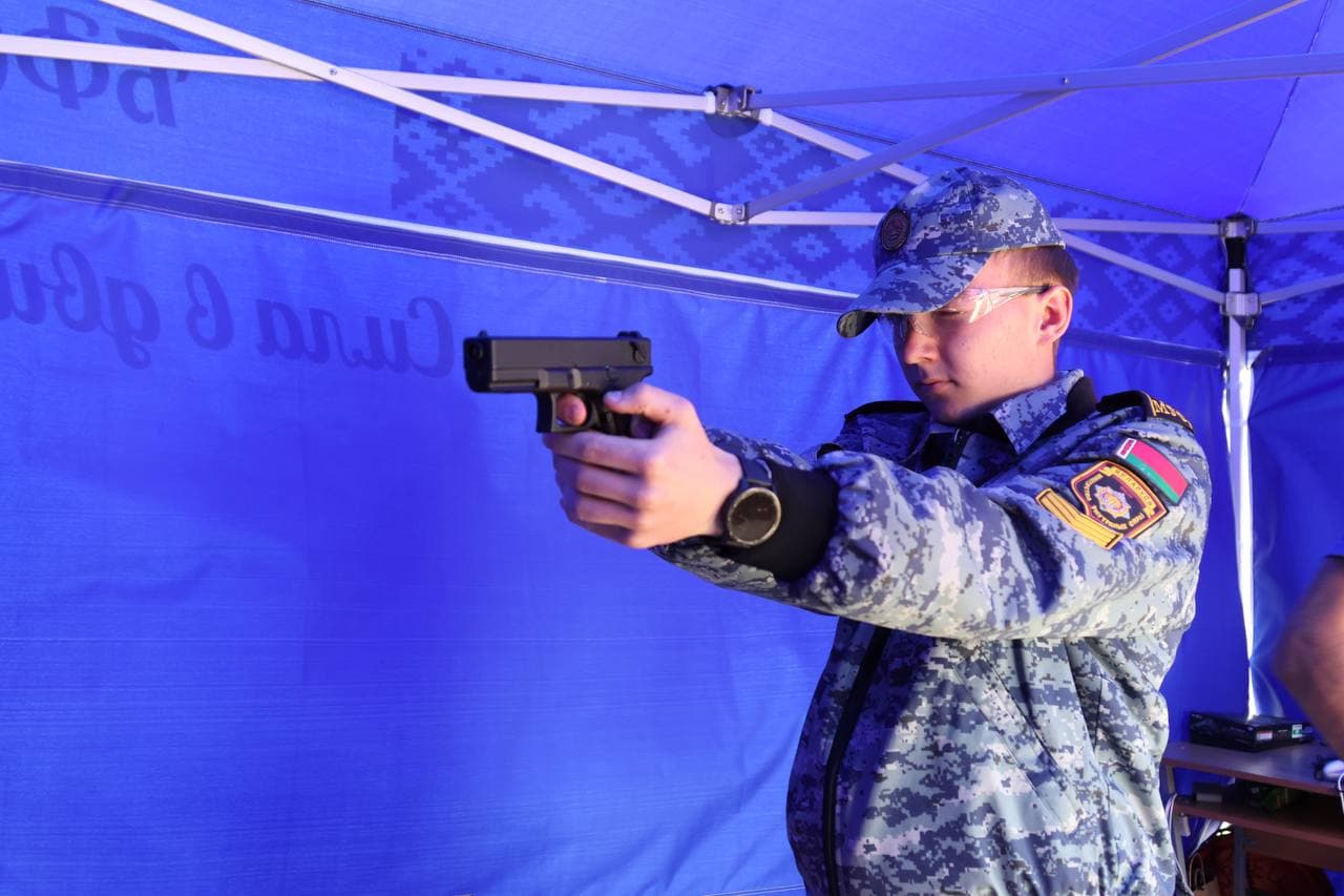 fotofakt-delegatsiya-mogilevskogo-litseya-mvd-prinyala-uchastie-v-torzhestvennom-otkrytii-voenno-patrioticheskoy-igry-zarnitsa9.jpg