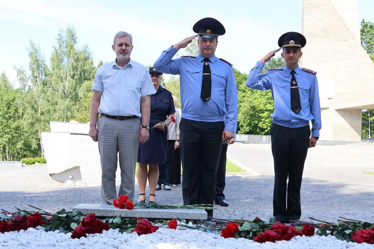 fotofakt-v-preddverii-dnya-goroda-mogileva-delegatsiya-mogilevskogo-litseya-mvd-vozlozhili-tsvety-k-bratskoy-mogile-na-memorialnom-komplekse-batalon-militsii-pod-komandovaniem-k-g-vladimirova-pochtiv-pamyat-geroicheski-pogibshih-militsionerov4.jpg