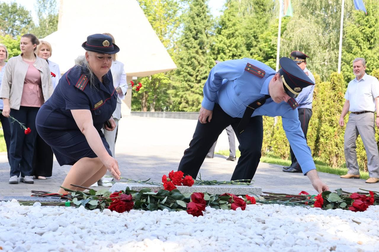 fotofakt-v-preddverii-dnya-goroda-mogileva-delegatsiya-mogilevskogo-litseya-mvd-vozlozhili-tsvety-k-bratskoy-mogile-na-memorialnom-komplekse-batalon-militsii-pod-komandovaniem-k-g-vladimirova-pochtiv-pamyat-geroicheski-pogibshih-militsionerov5.jpg