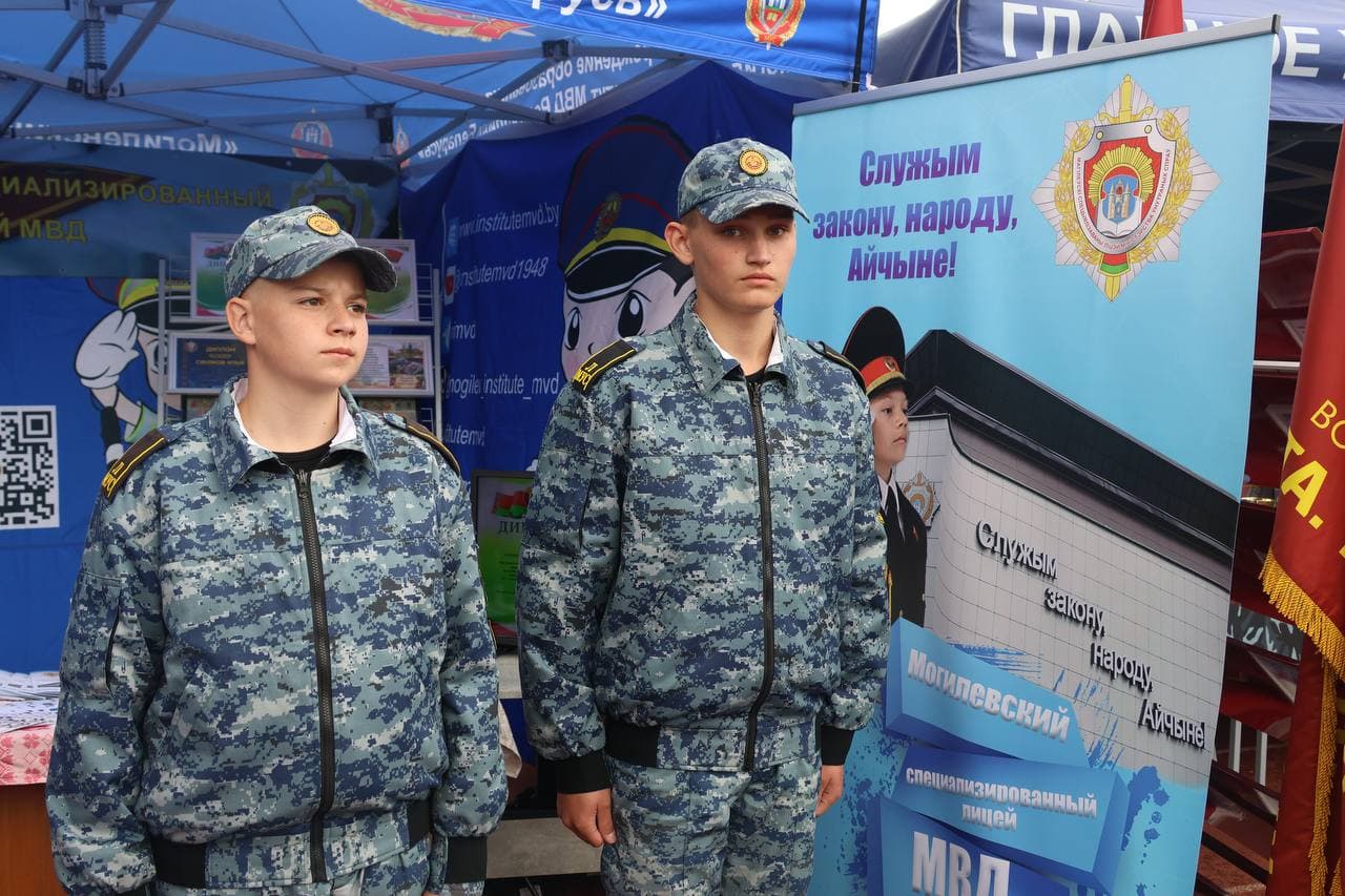 fotofakt-delegatsiya-mogilevskogo-litseya-mvd-prinyala-uchastie-v-torzhestvennom-otkrytii-voenno-patrioticheskoy-igry-zarnitsa5.jpg