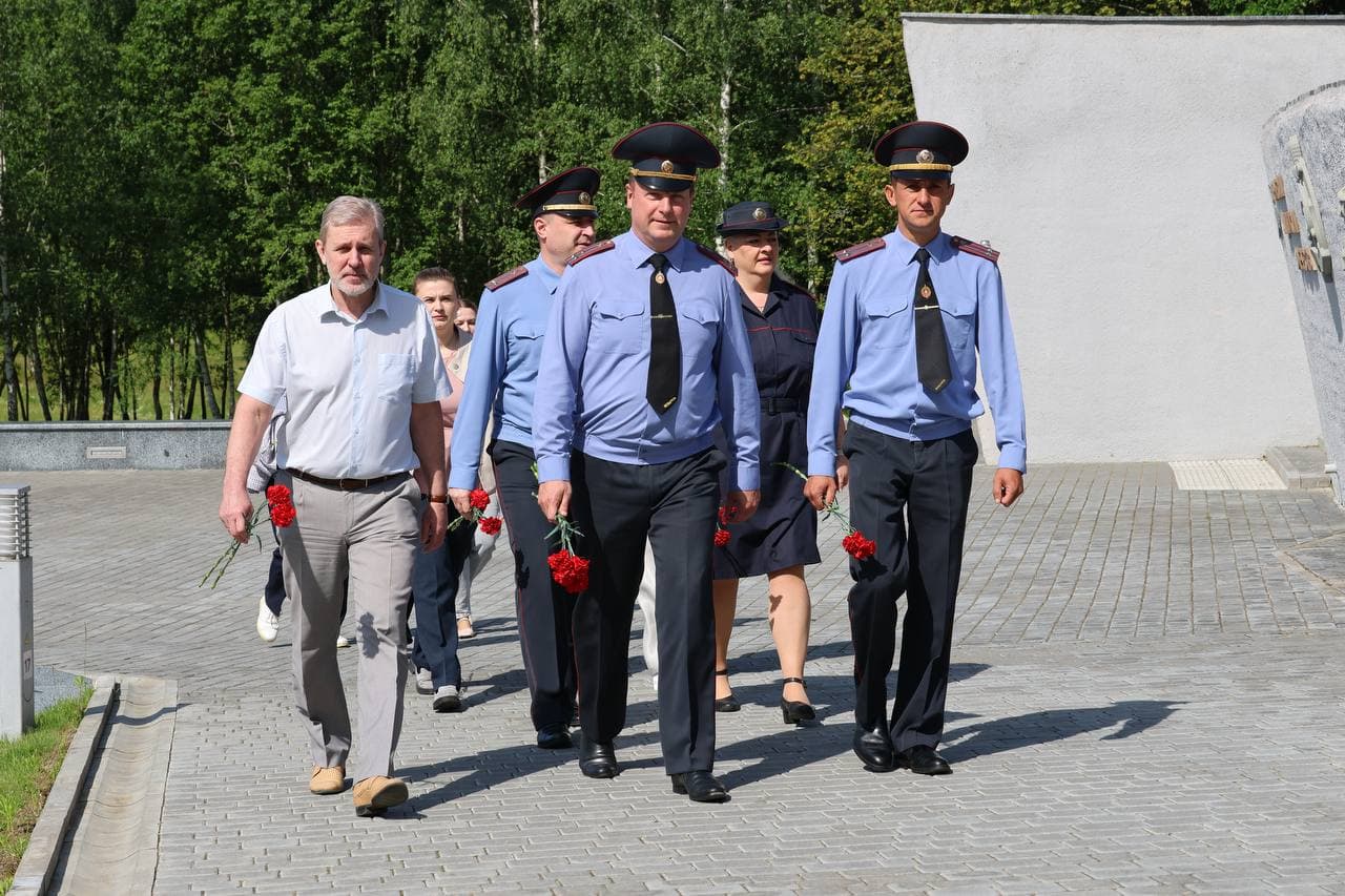 fotofakt-v-preddverii-dnya-goroda-mogileva-delegatsiya-mogilevskogo-litseya-mvd-vozlozhili-tsvety-k-bratskoy-mogile-na-memorialnom-komplekse-batalon-militsii-pod-komandovaniem-k-g-vladimirova-pochtiv-pamyat-geroicheski-pogibshih-militsionerov2.jpg