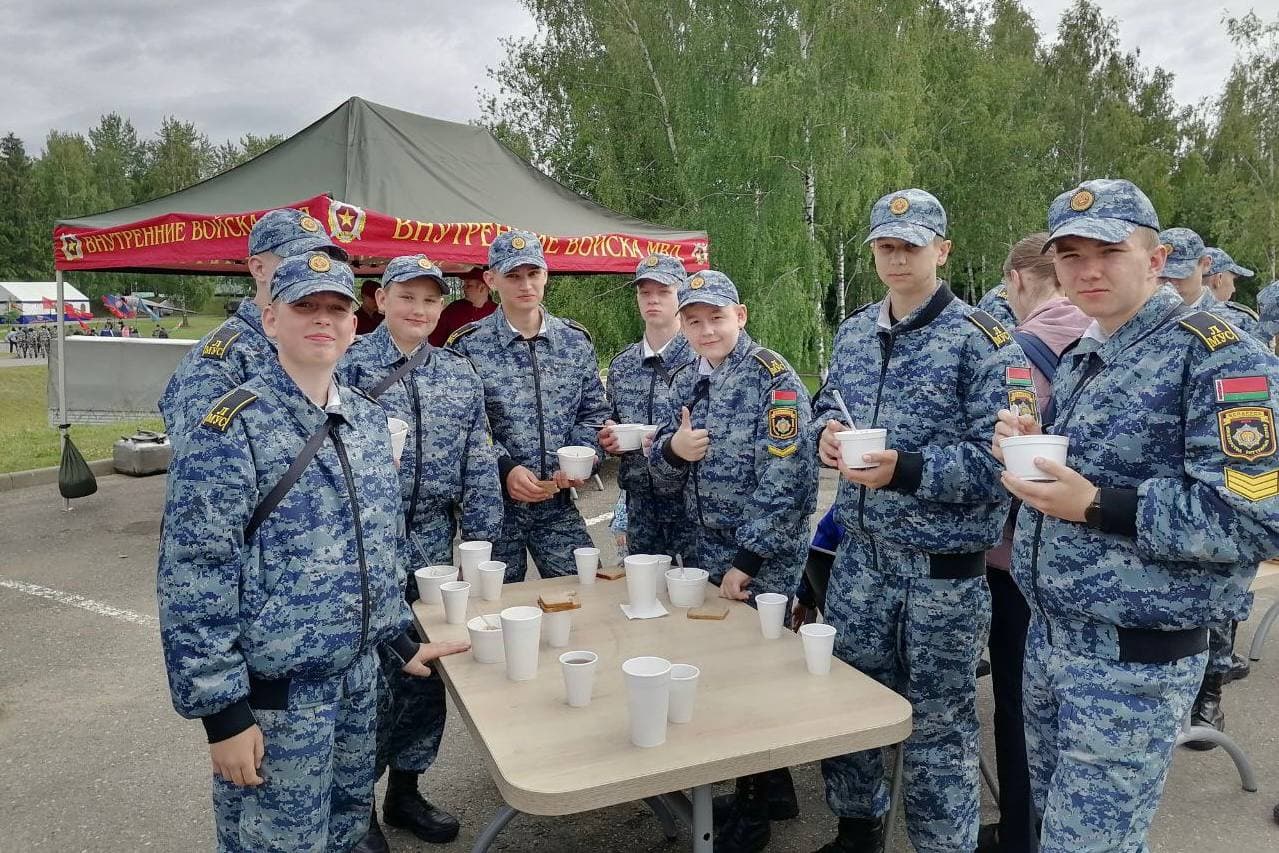 fotofakt-delegatsiya-mogilevskogo-litseya-mvd-prinyala-uchastie-v-torzhestvennom-otkrytii-voenno-patrioticheskoy-igry-zarnitsa8.jpg
