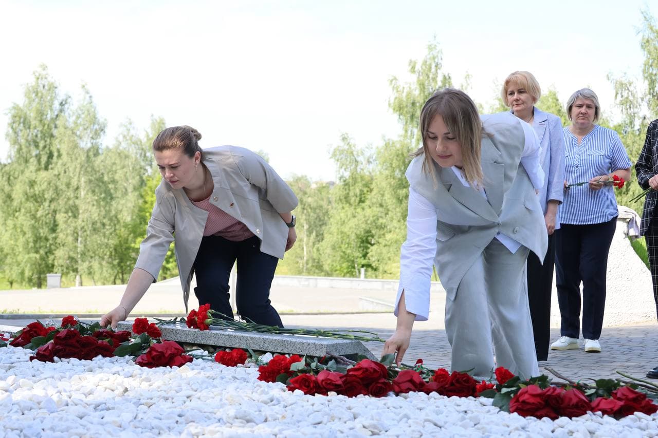 fotofakt-v-preddverii-dnya-goroda-mogileva-delegatsiya-mogilevskogo-litseya-mvd-vozlozhili-tsvety-k-bratskoy-mogile-na-memorialnom-komplekse-batalon-militsii-pod-komandovaniem-k-g-vladimirova-pochtiv-pamyat-geroicheski-pogibshih-militsionerov6.jpg