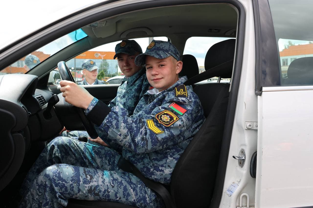 fotofakt-delegatsiya-mogilevskogo-litseya-mvd-prinyala-uchastie-v-torzhestvennom-otkrytii-voenno-patrioticheskoy-igry-zarnitsa10.jpg
