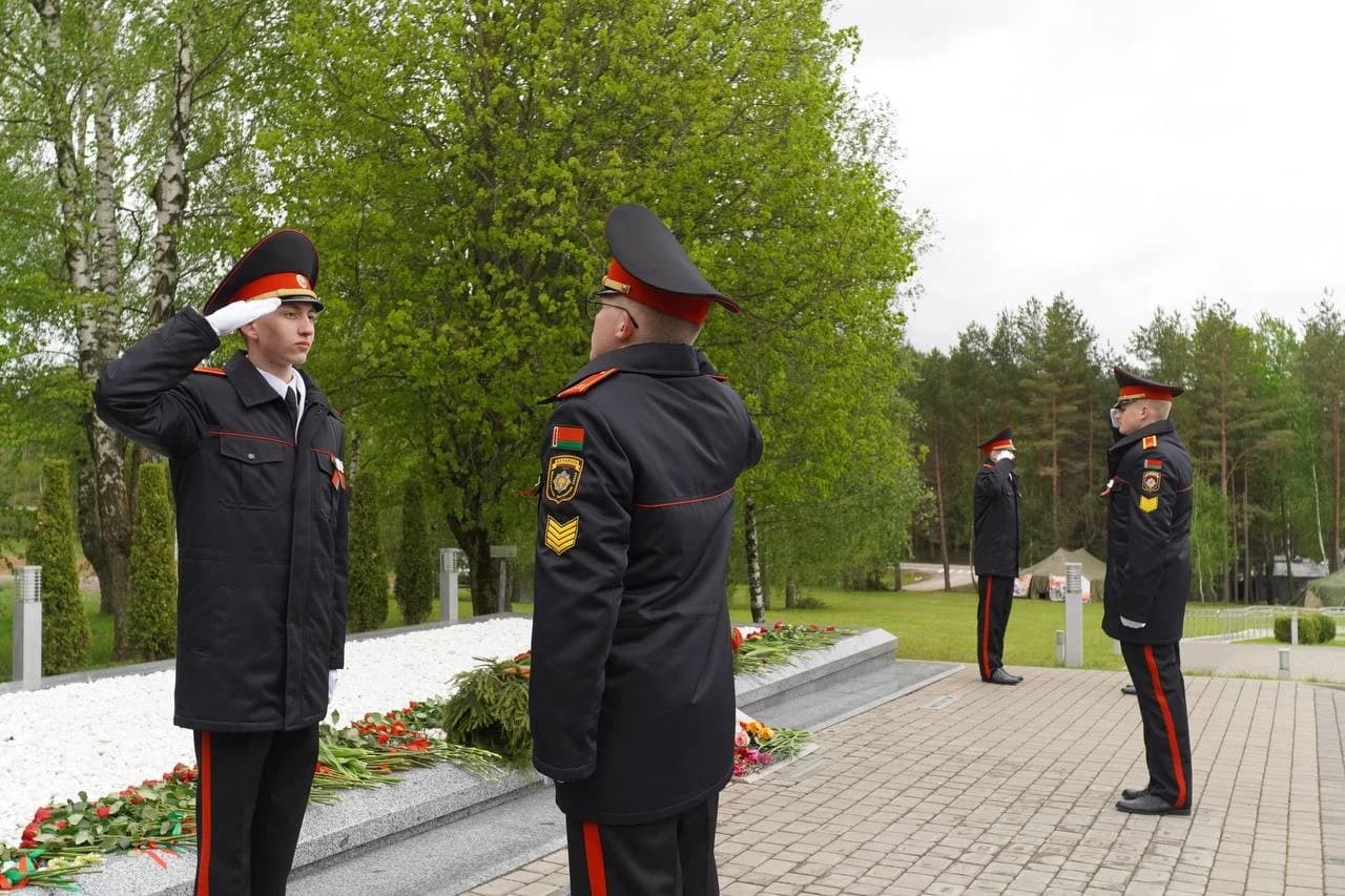 photo_5188268292995492752_y.jpg Лицеисты несут Вахту памяти в День государственных символов