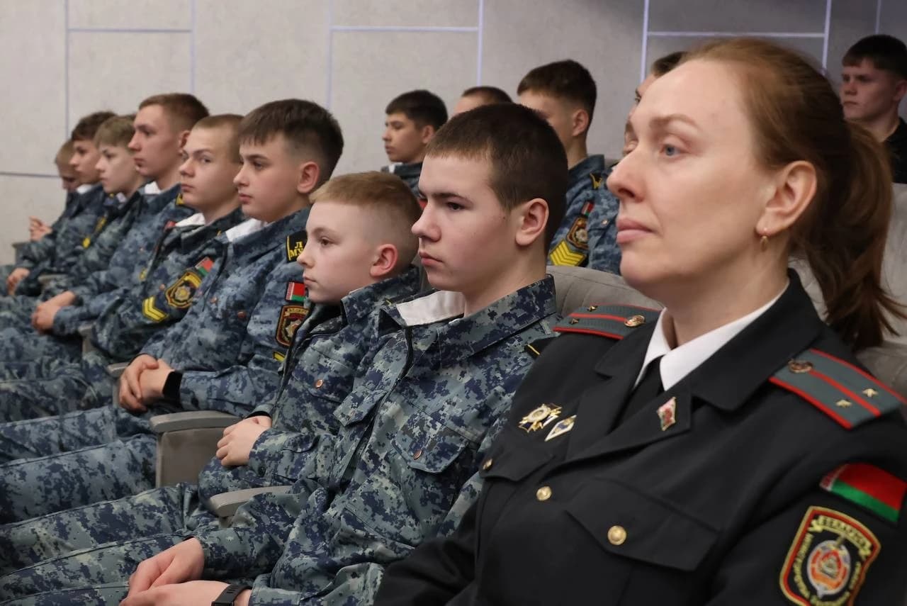 photo_5366196053490734468_y.jpg В Могилевском лицее МВД прошел коллективный просмотр и обсуждение новостного сюжета, посвященного итогам масштабной проверки боеготовности Вооруженных Сил Республики Беларусь, которая проводилась с 16 января