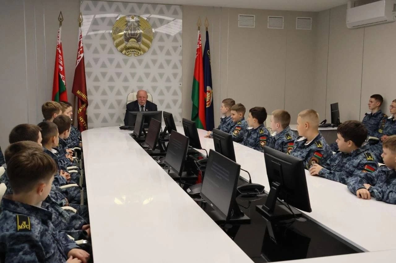 photo_5368661484977726572_y.jpg В Могилевском лицее МВД состоялась встреча с ветераном уголовного розыска Евгением Ковалёнком