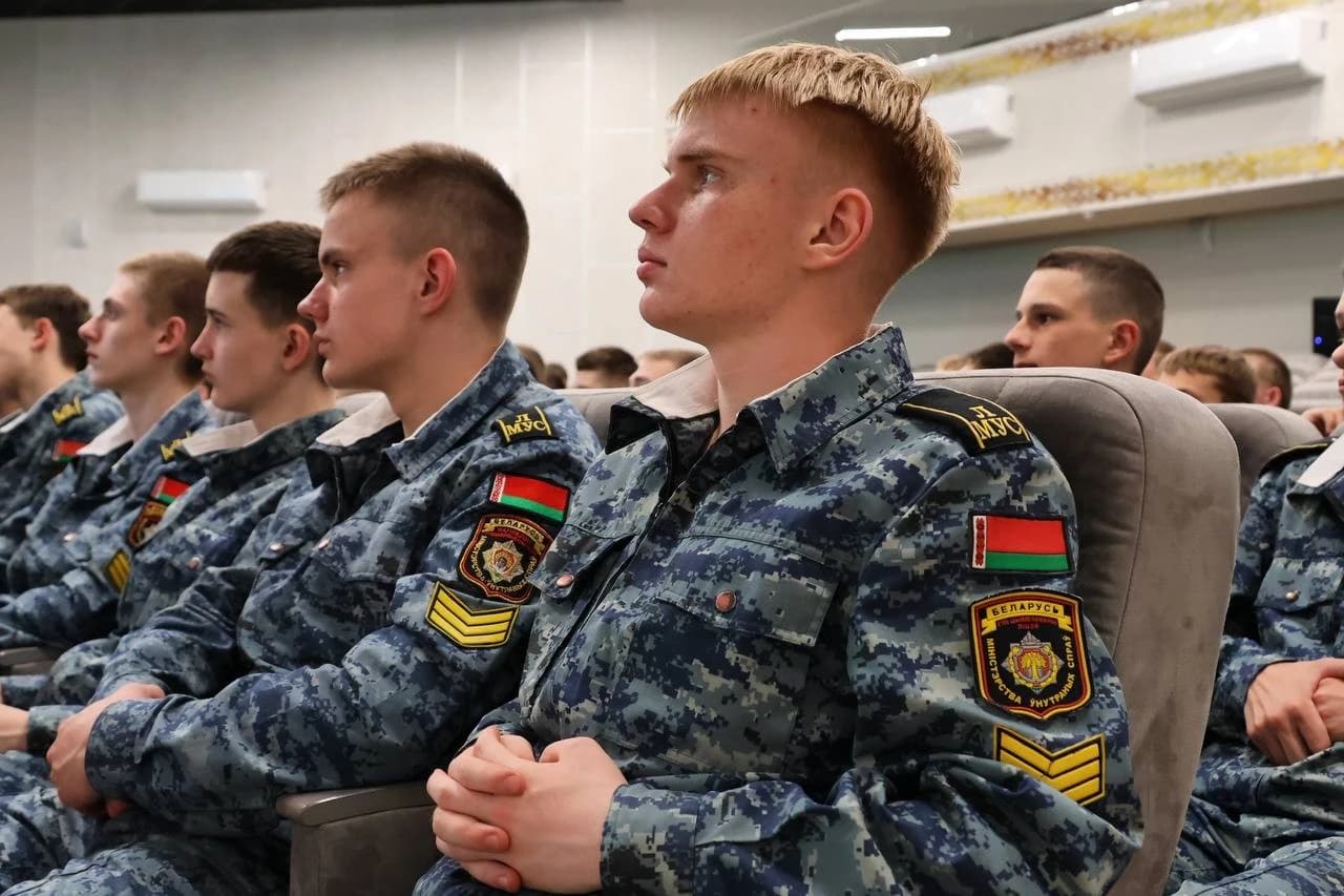 photo_5193062043433505988_y.jpg В Могилевском лицее МВД прошел информационный час, приуроченный к Дню Государственного флага, Государственного герба и Государственного гимна Республики Беларусь