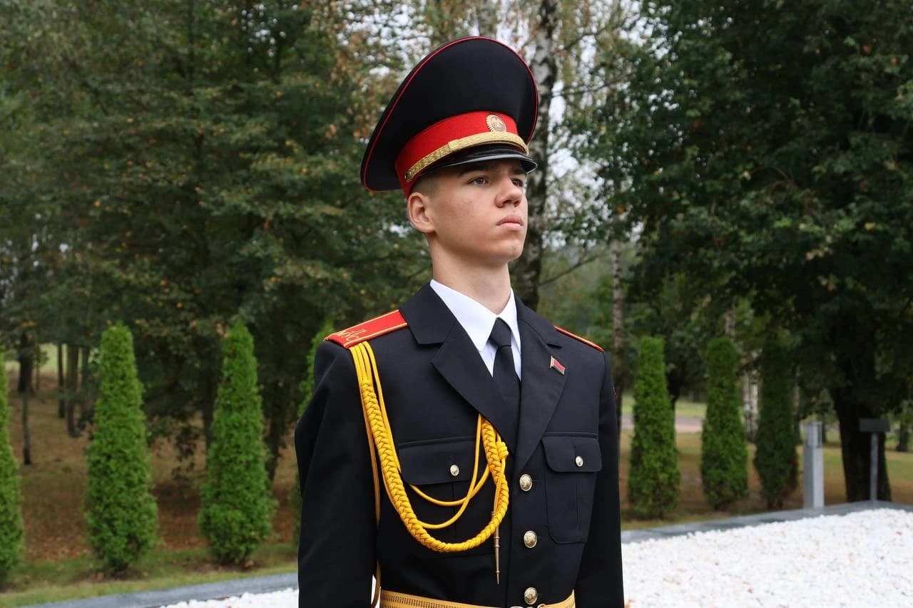 5357082034100635799.jpg У Дзень народнага адзінства выхаванцы Магілёўскага ліцэя МУС нясуць Ганаровую Вахту Памяці ля мемарыяльнага комплексу «Батальён міліцыі пад камандаваннем К.Г. Уладзімірава» ў вёсцы Гаі Магілёўскага раёна