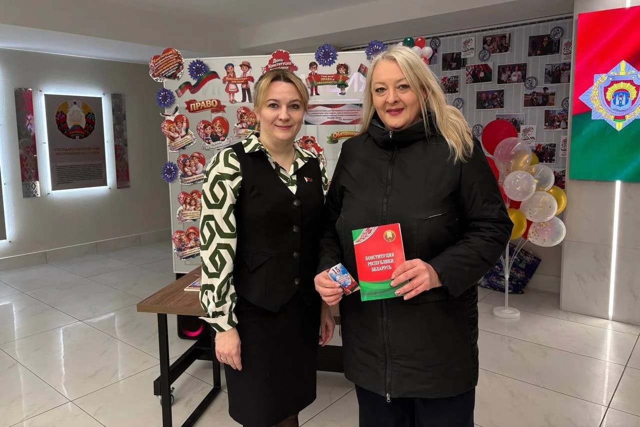 photo_5305359568319746693_y.jpg В рамках недели истории и обществоведения в Могилевском лицее МВД состоялась праздничная акция, приуроченная к Дню Конституции Республики Беларусь