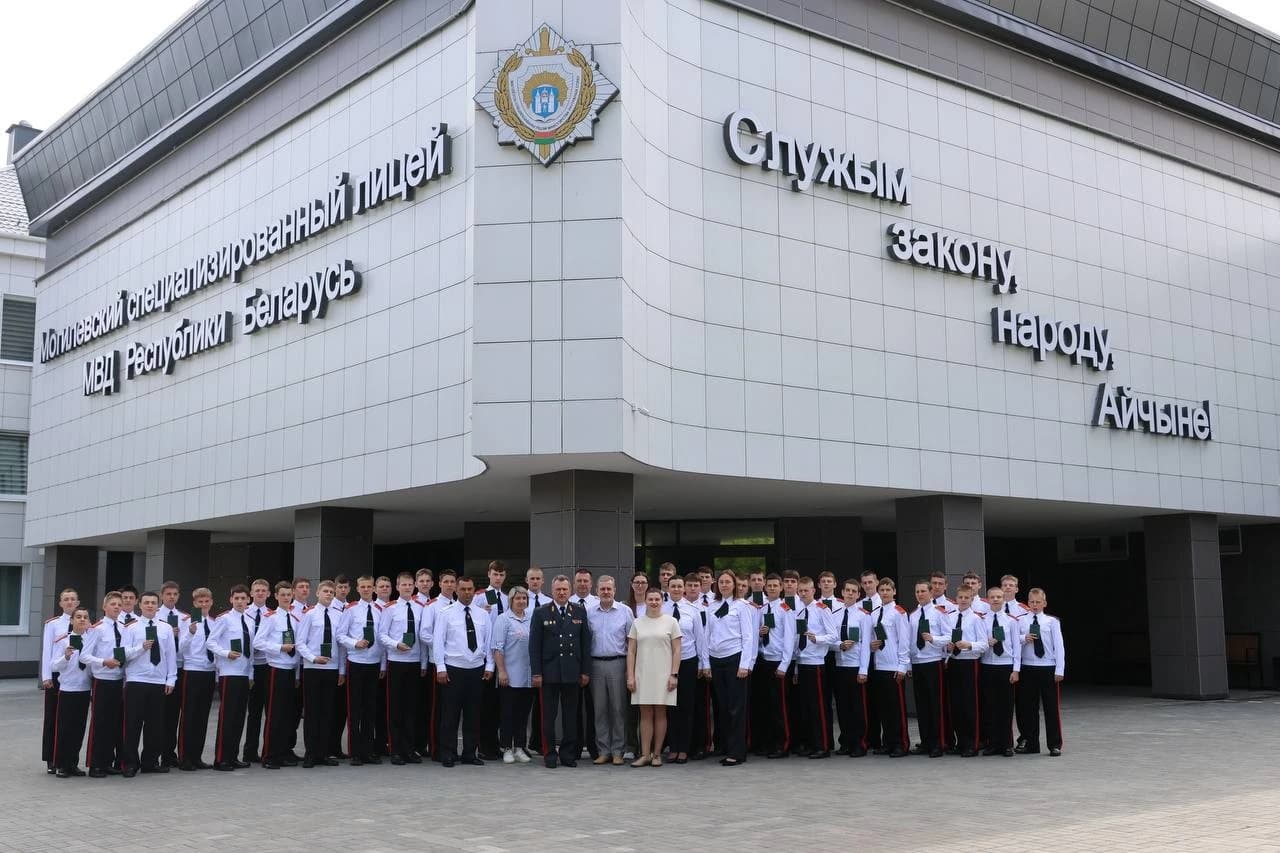 photo_5352701738689361264_y.jpg У Магілёўскім ліцэі МУС адбылося ўрачыстае ўручэнне пасведчанняў аб агульнай базавай адукацыі