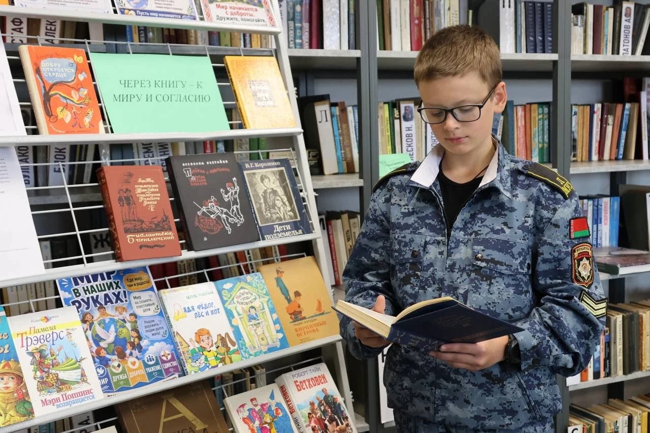 photo_5301085779507487237_y.jpg В библиотеке Могилевского лицея МВД развернута книжная выставка