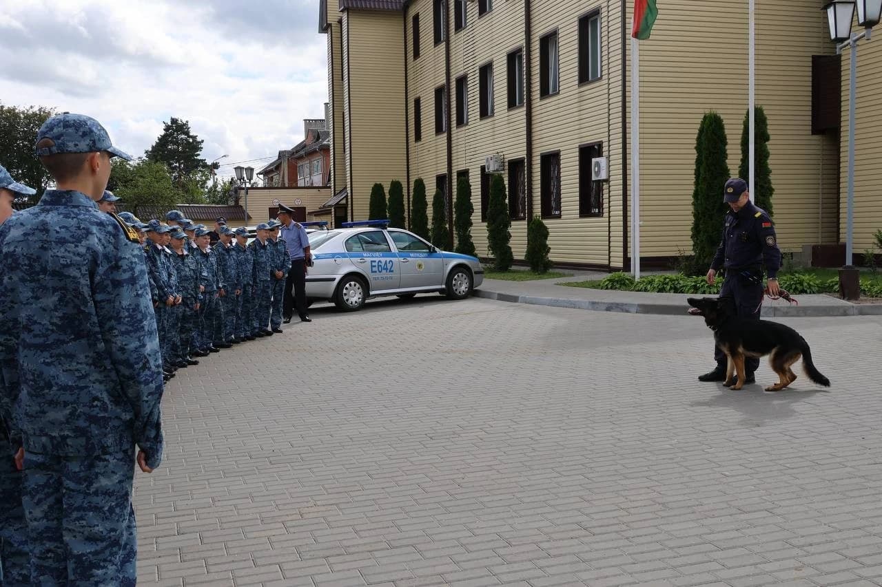 photo_5217905555907748696_y.jpg Первокурсники Могилевского лицея МВД посетили Октябрьский отдел Департамента охраны Могилева