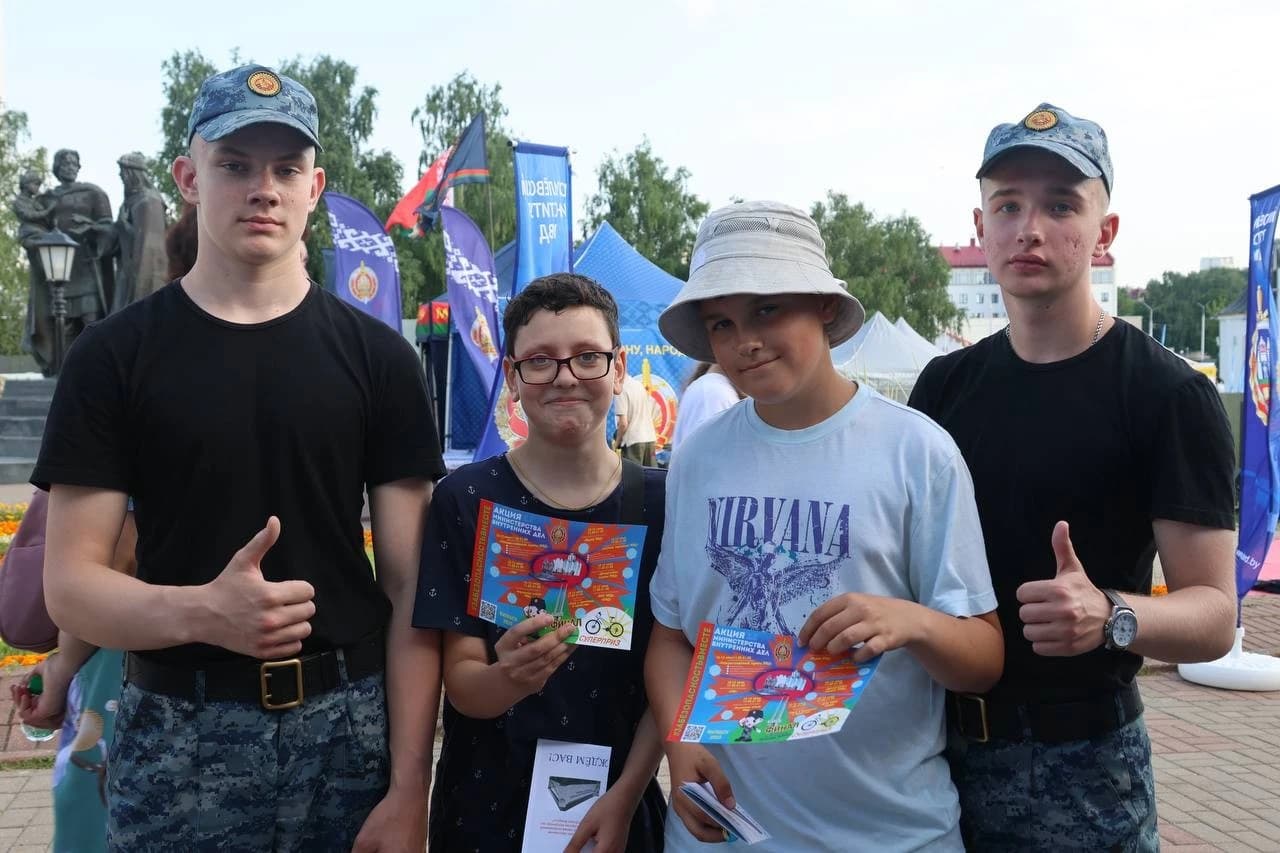 v-ramkah-festivalya-slavyanskiy-bazar-v-vitebske-mogilevskiy-litsey-mvd-aktivno-uchastvuet-v-aktsii-ministerstva-vnutrennih-del-za-bezopasnost-vmeste-uzhe-tretiy-den-predstavlyaya-svoyu-proforientatsionnuyu-lokatsiyu1.jpg В рамках фестиваля «Славянский базар в Витебске» Могилевский лицей МВД активно участвует в акции Министерства внутренних дел «За безопасность - вместе!», уже третий день представляя свою профориентационную локацию